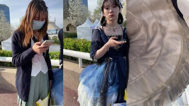 牛B大神漫展现场一路跟踪抄底多位漂亮的小姐姐看看她们都穿着什么骚内 (3)